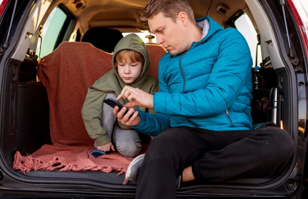 Bezpieczeństwo na drodze: jak wybrać odpowiedni fotelik samochodowy dla dziecka