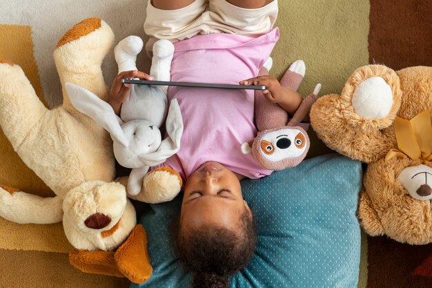 Jak dźwięki emitowane przez przytulanki wpływają na jakość snu niemowląt?