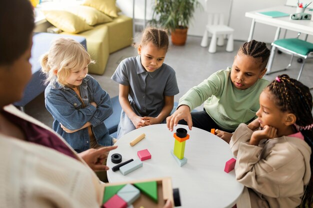 Jakie zabawki wspierają rozwój umiejętności społecznych w przedszkolu?