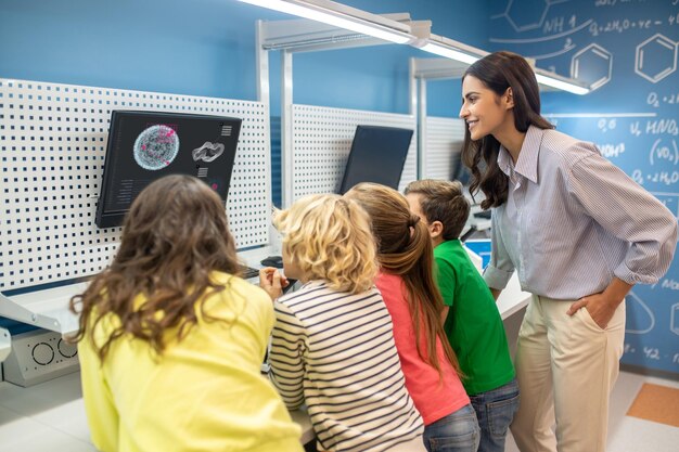 Nowoczesne technologie w salach lekcyjnych: jak wybrać odpowiedni sprzęt dla uczniów i nauczycieli
