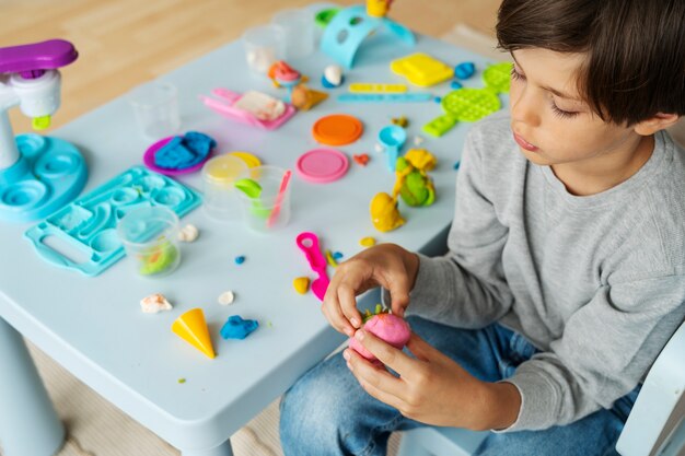 Jakie znaczenie mają zabawki sensoryczne w edukacji przedszkolnej?