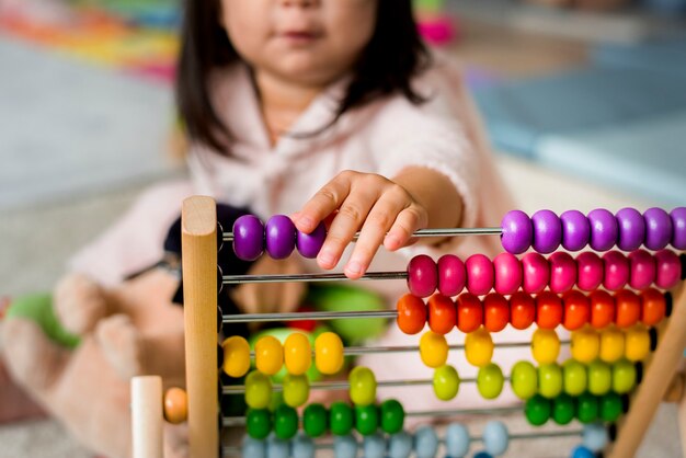 Jak zabawki mogą wspierać edukację w przedszkolu?