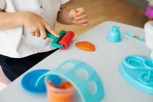 Jak metoda Montessori wspiera rozwój kreatywności u najmłodszych dzieci