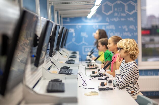 Innowacyjne podejścia do wykorzystania sprzętu w nowoczesnych salach lekcyjnych.
