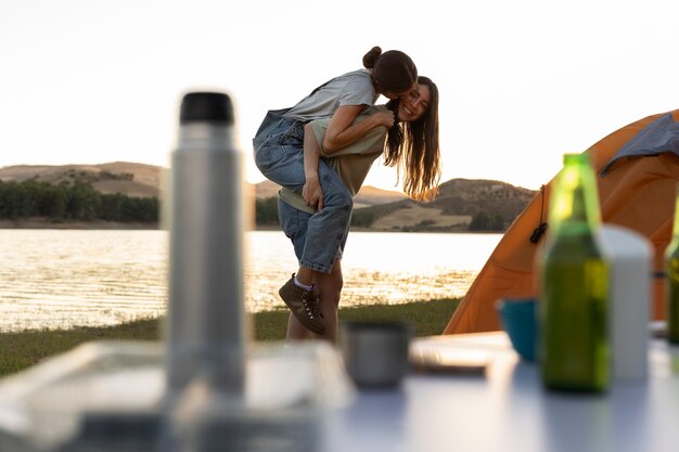 Niezapomniane chwile na wodzie: Rejsy przy zachodzie słońca z winem jako idealny sposób na relaks