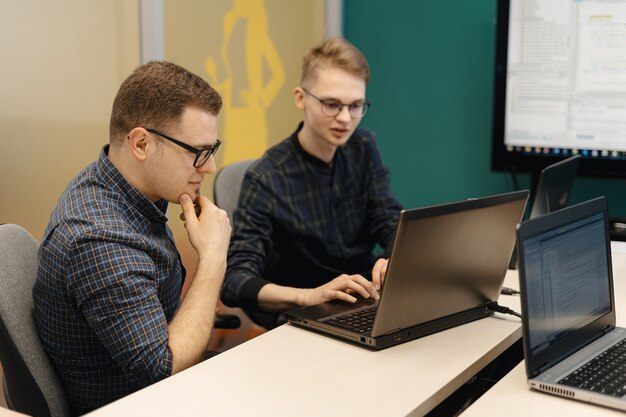 Jak zostać specjalistą w dziedzinie informatyki: Kluczowe umiejętności i ścieżka edukacyjna