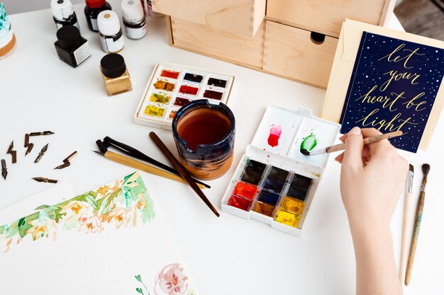 Kreatywne Inspiracje: Jak Malowanie Przy Lampce Wina Może Odmienić Twoje Wieczory