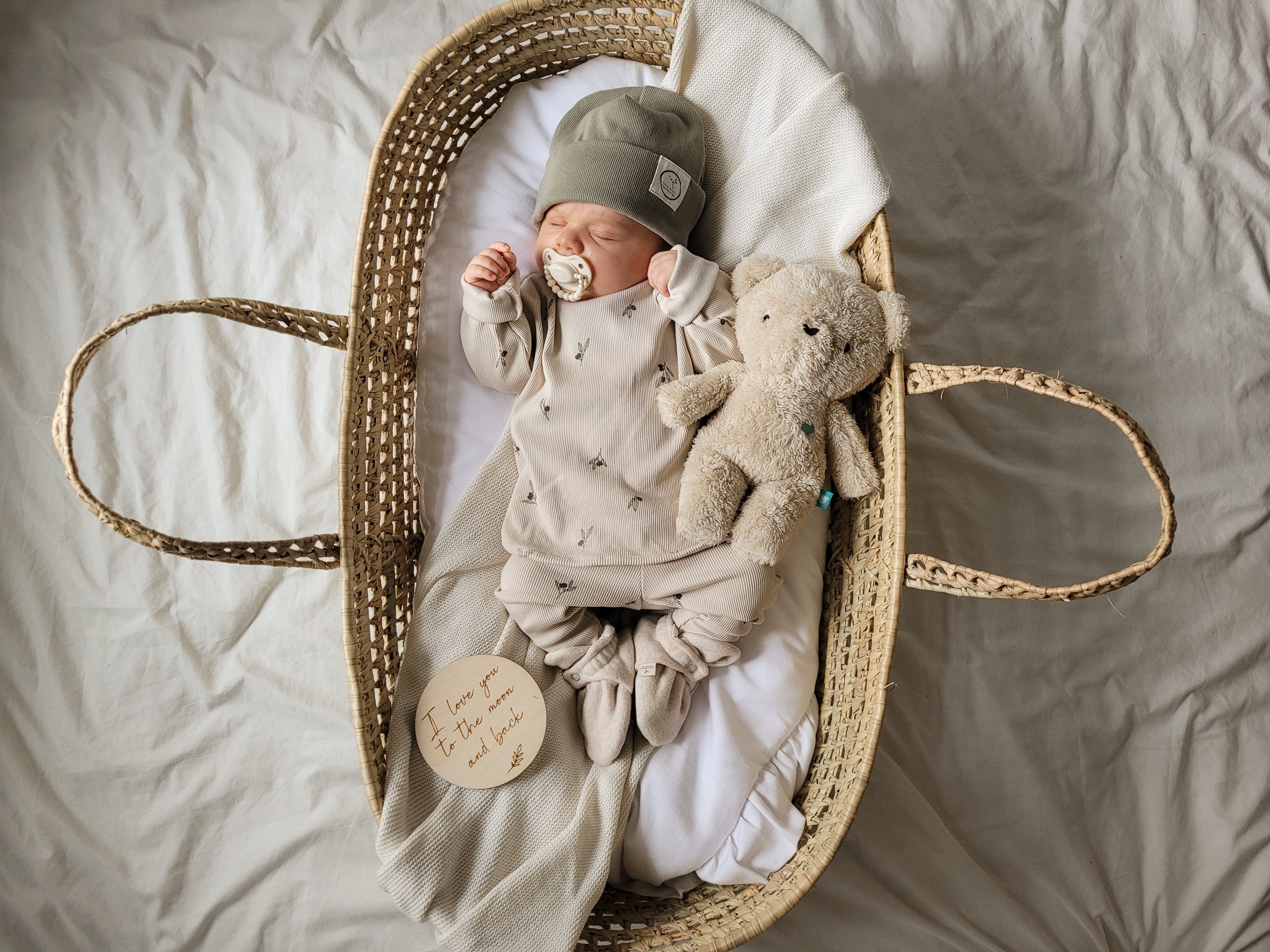 Innowacyjne rozwiązania wspierające spokojny sen niemowląt: termofory, lampki i systemy szumów.