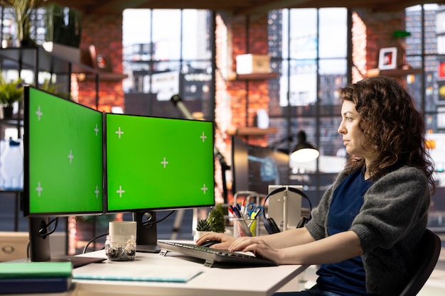 Korzyści płynące z wyboru monitorów o zakrzywionej konstrukcji dla graczy i profesjonalistów