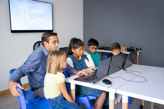 Innowacyjne technologie w edukacji: jak wybrać sprzęt, który inspiruje uczniów do nauki?