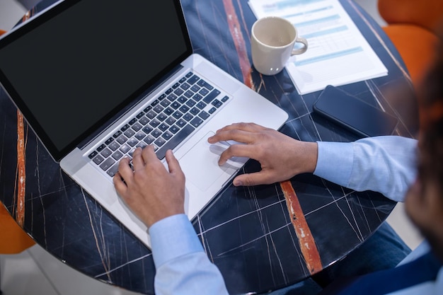 Jak wybrać idealny laptop poleasingowy do pracy biurowej?